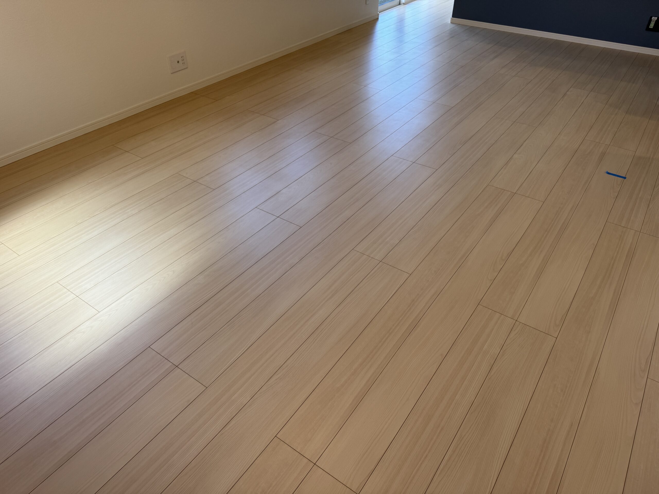 【施工前】大田区フロアコーティングの施工前の床｜東京都大田区のご新築戸建てのシートフローリング（ワンニャンすべらん施工前）