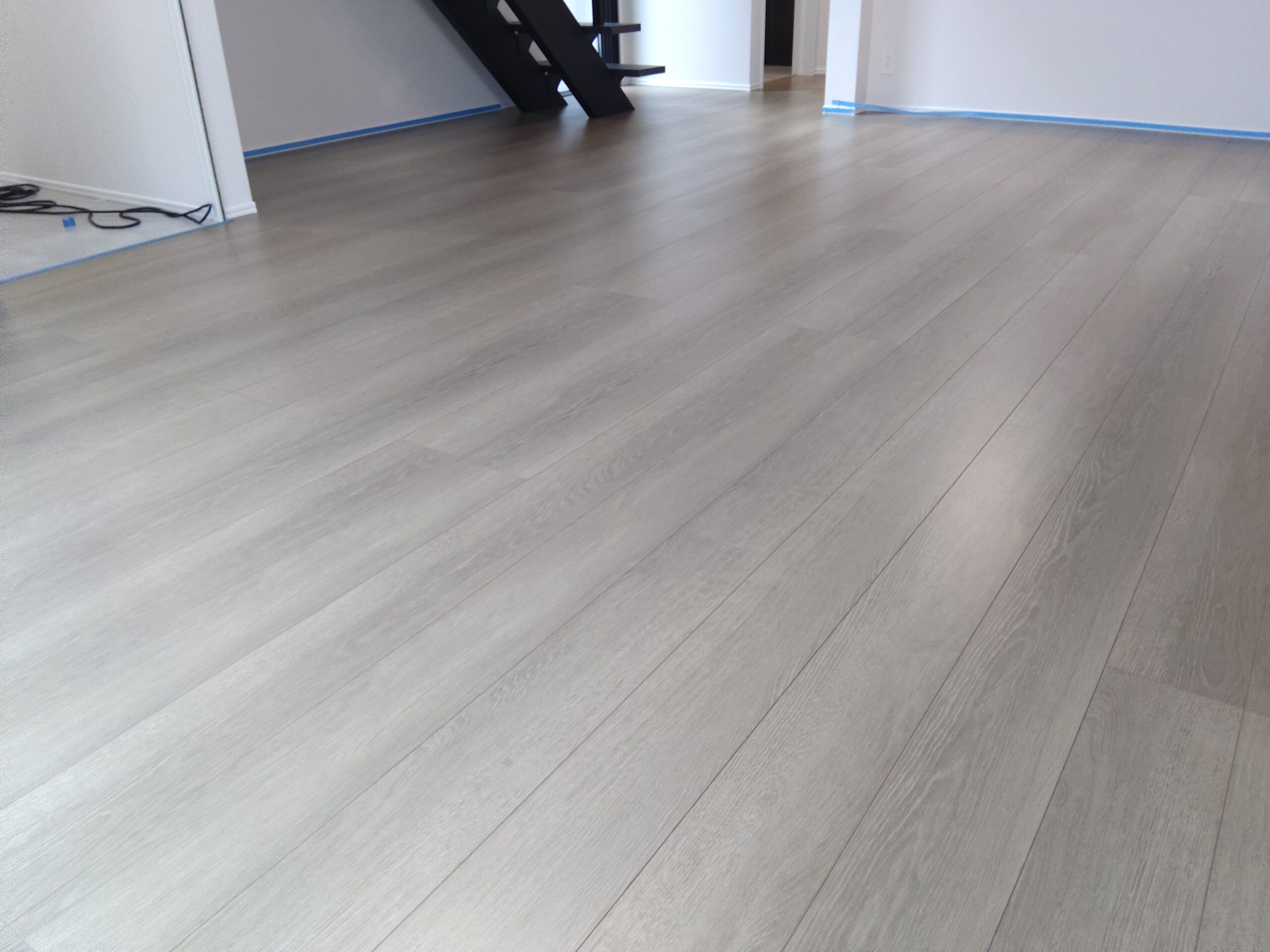 【施工後】八王子フロアコーティングの施工後の床|東京都八王子市のご新築戸建てにワンニャンすべらんを施工した滑り止めマット仕上げ