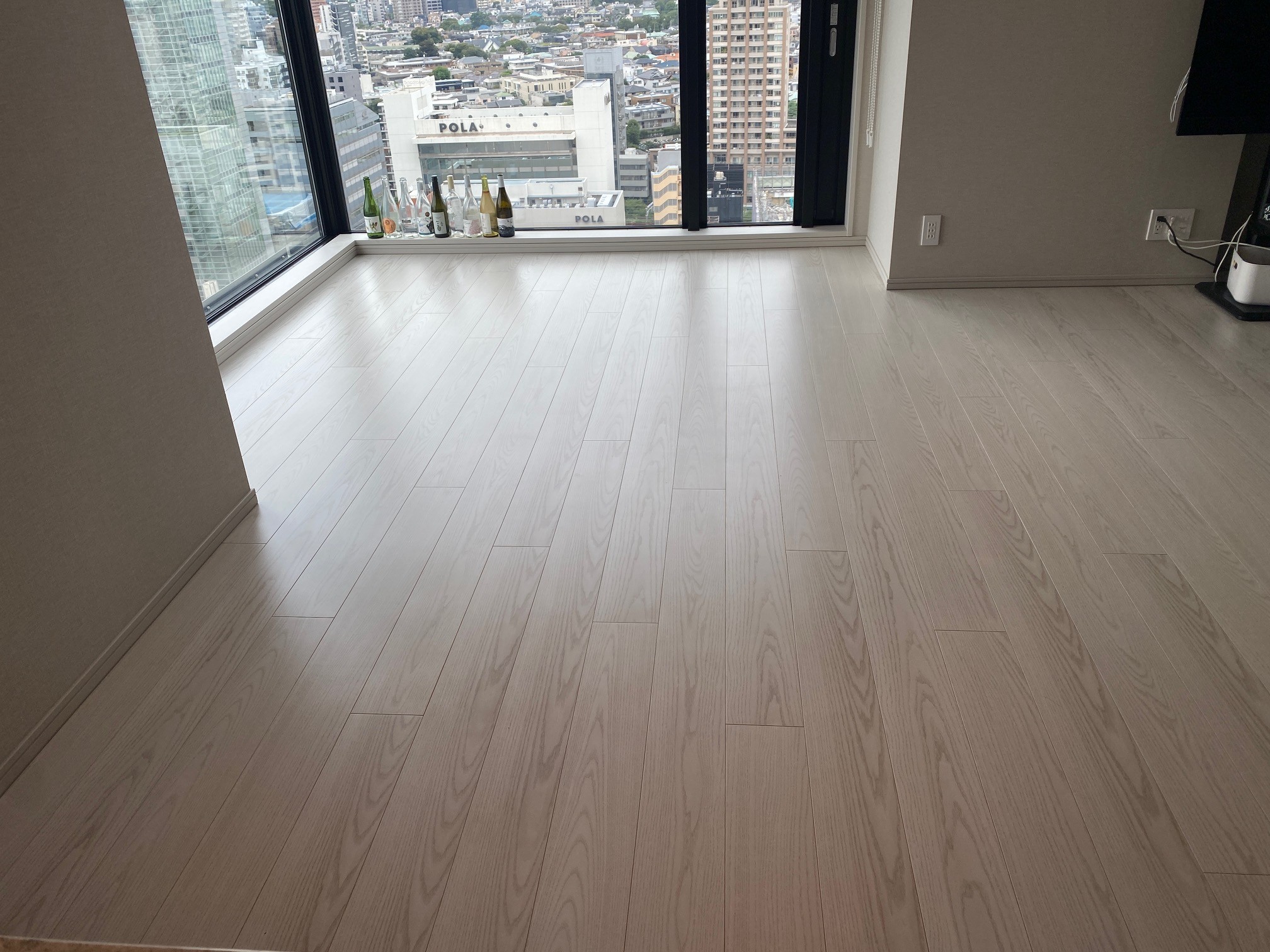 【施工前】中央区フロアコーティングの施工前の床|東京都中央区のご入居中マンションのシートフローリング(ワンニャンすべらん施工前)