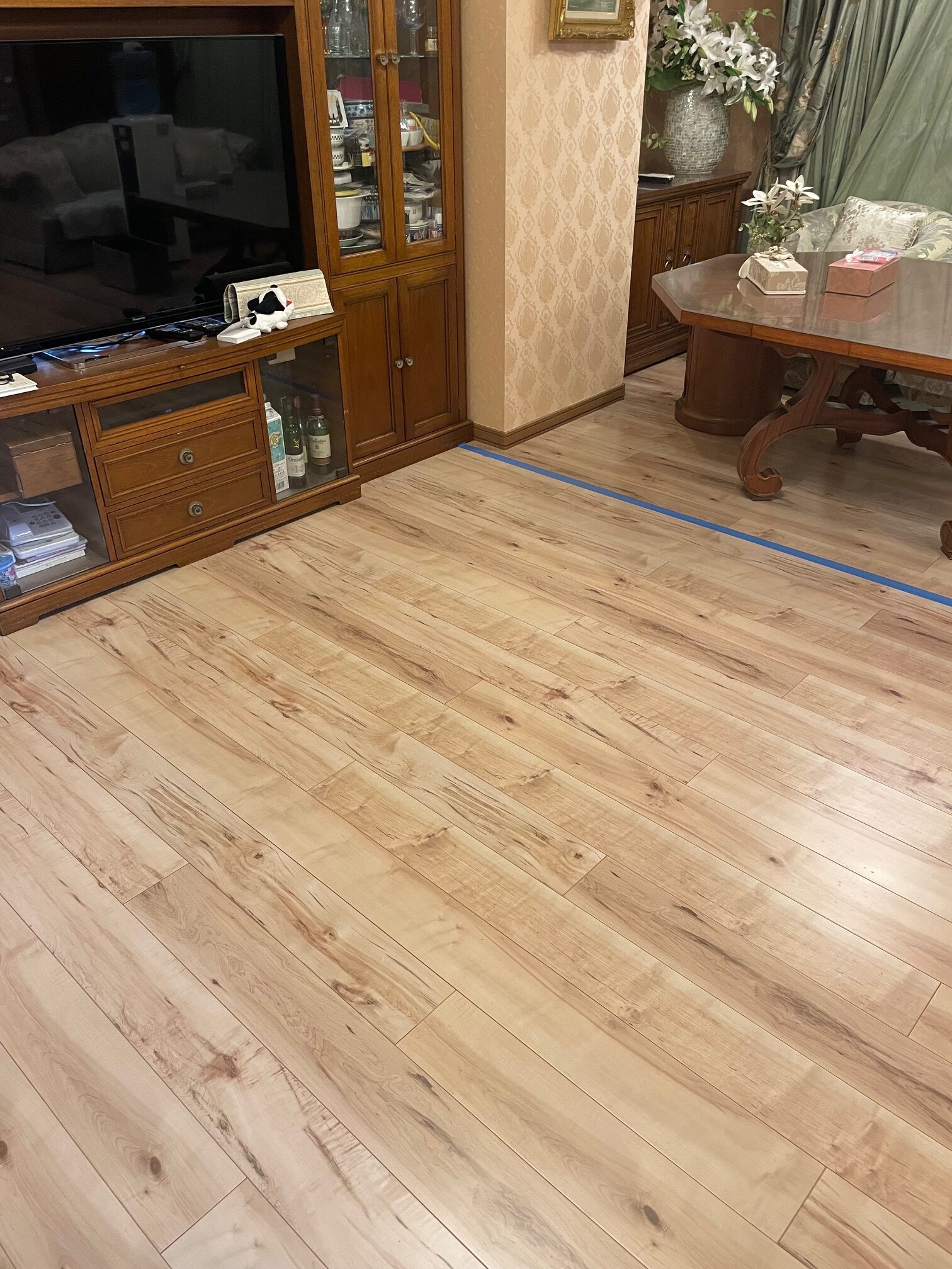 【施工前】江戸川フロアコーティングの施工前の床｜東京都江戸川区のご入居中マンションのシートフローリング（ワンニャンすべらん施工前）