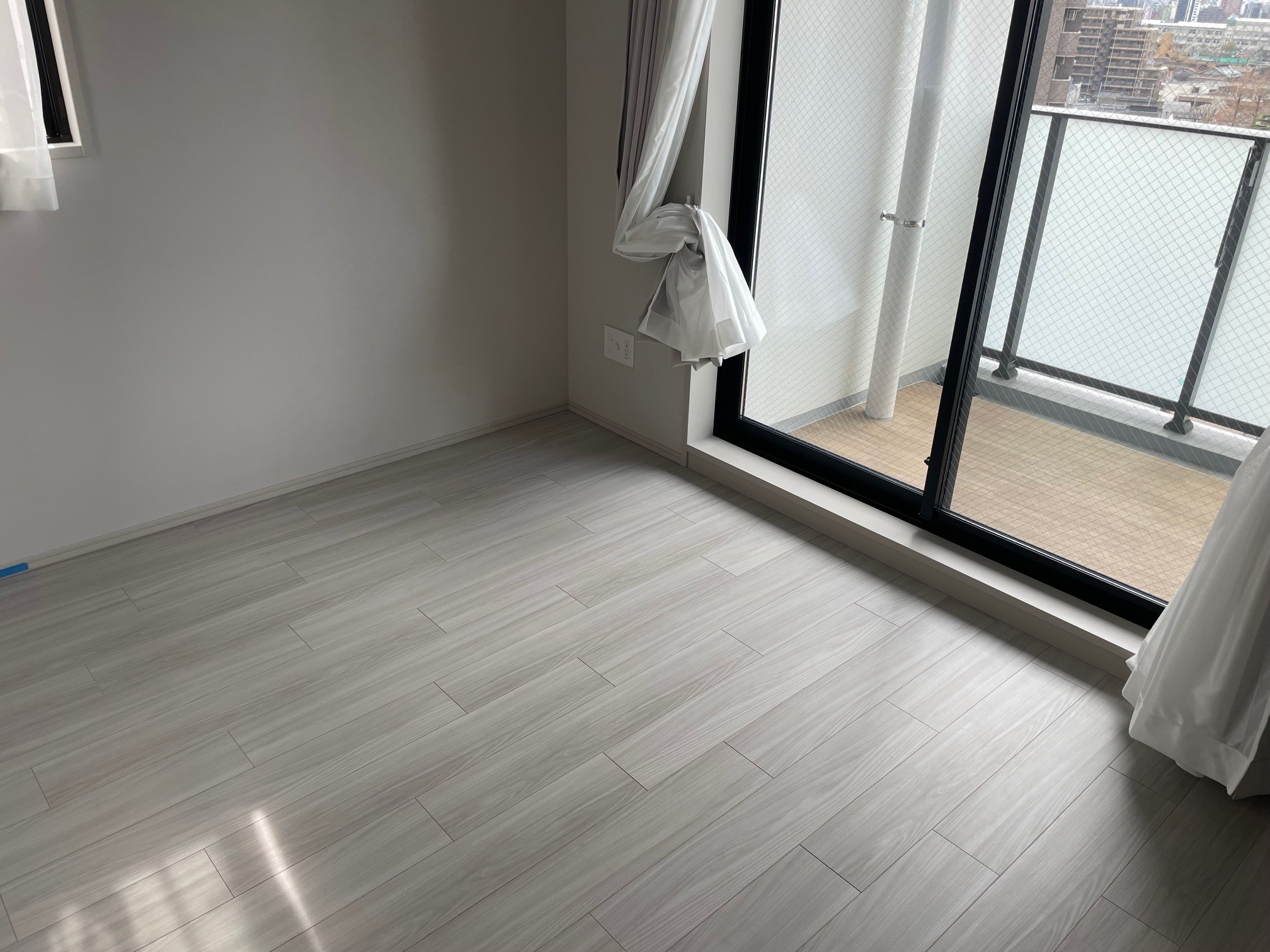 【施工前】板橋区フロアコーティングの施工前の床｜東京都板橋区のご新築マンションのシートフローリング（ワンニャンすべらん施工前）