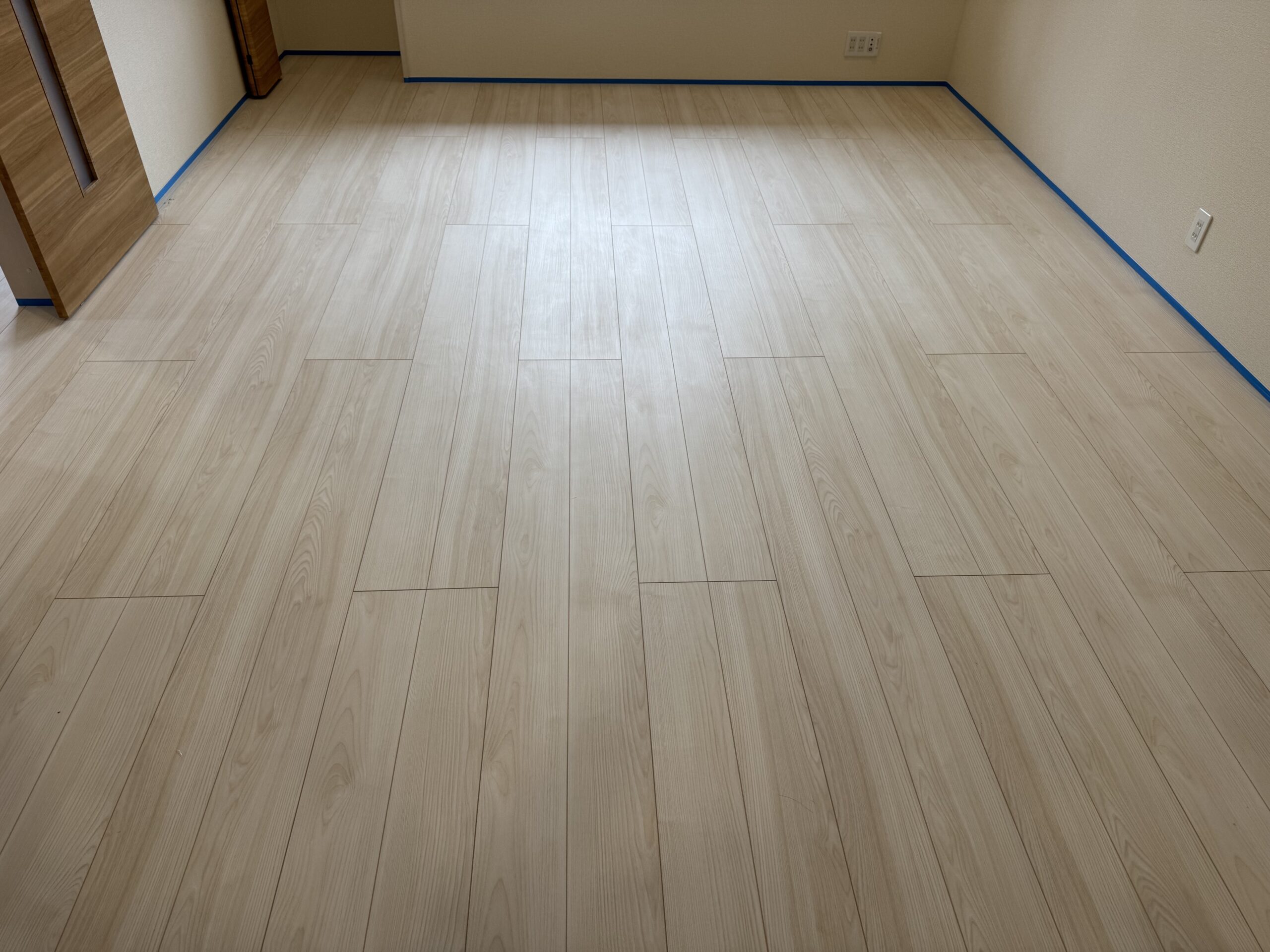 【施工前】甲府市フロアコーティングの施工前の床｜山梨県甲府市のご新築戸建てのシートフローリング（ワンニャンすべらん施工前）