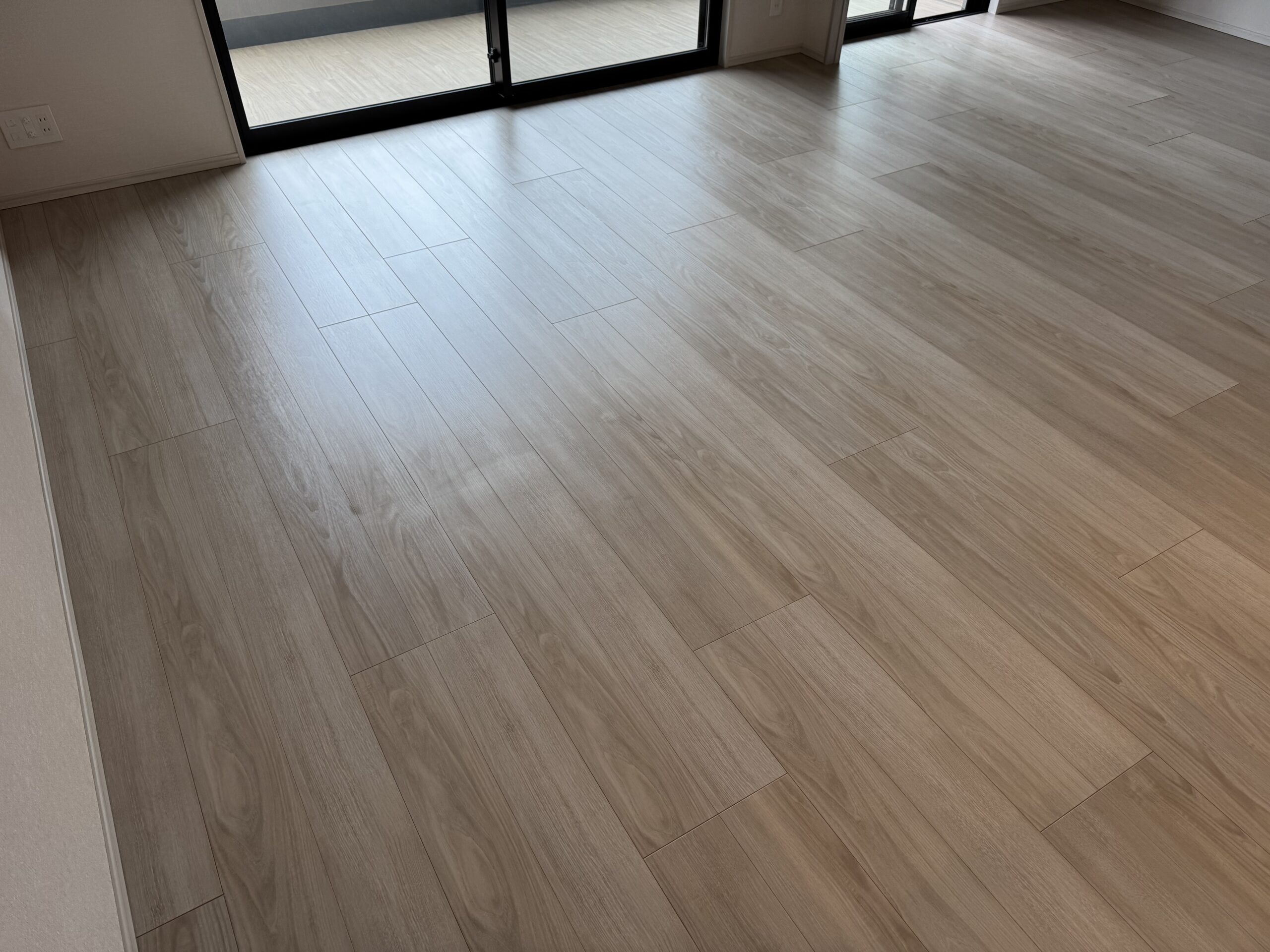 【施工前】江東区フロアコーティングの施工前の床|東京都江東区のご新築マンションのシートフローリング(ワンニャンすべらん施工前)