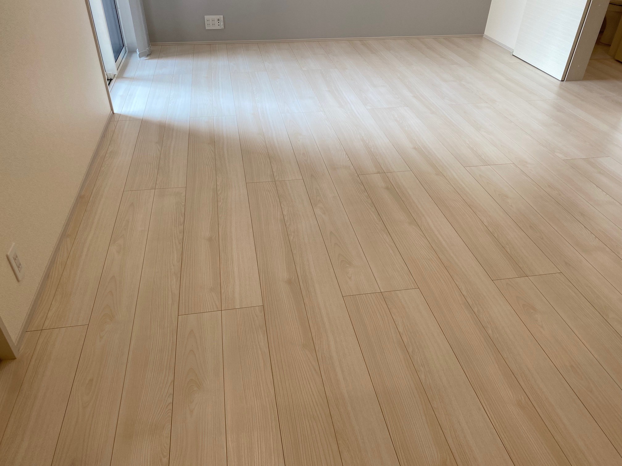 練馬区フロアコーティングの施工後の床|東京都練馬区のご新築マンションにワンニャンすべらんを施工した滑り止めマット仕上げ