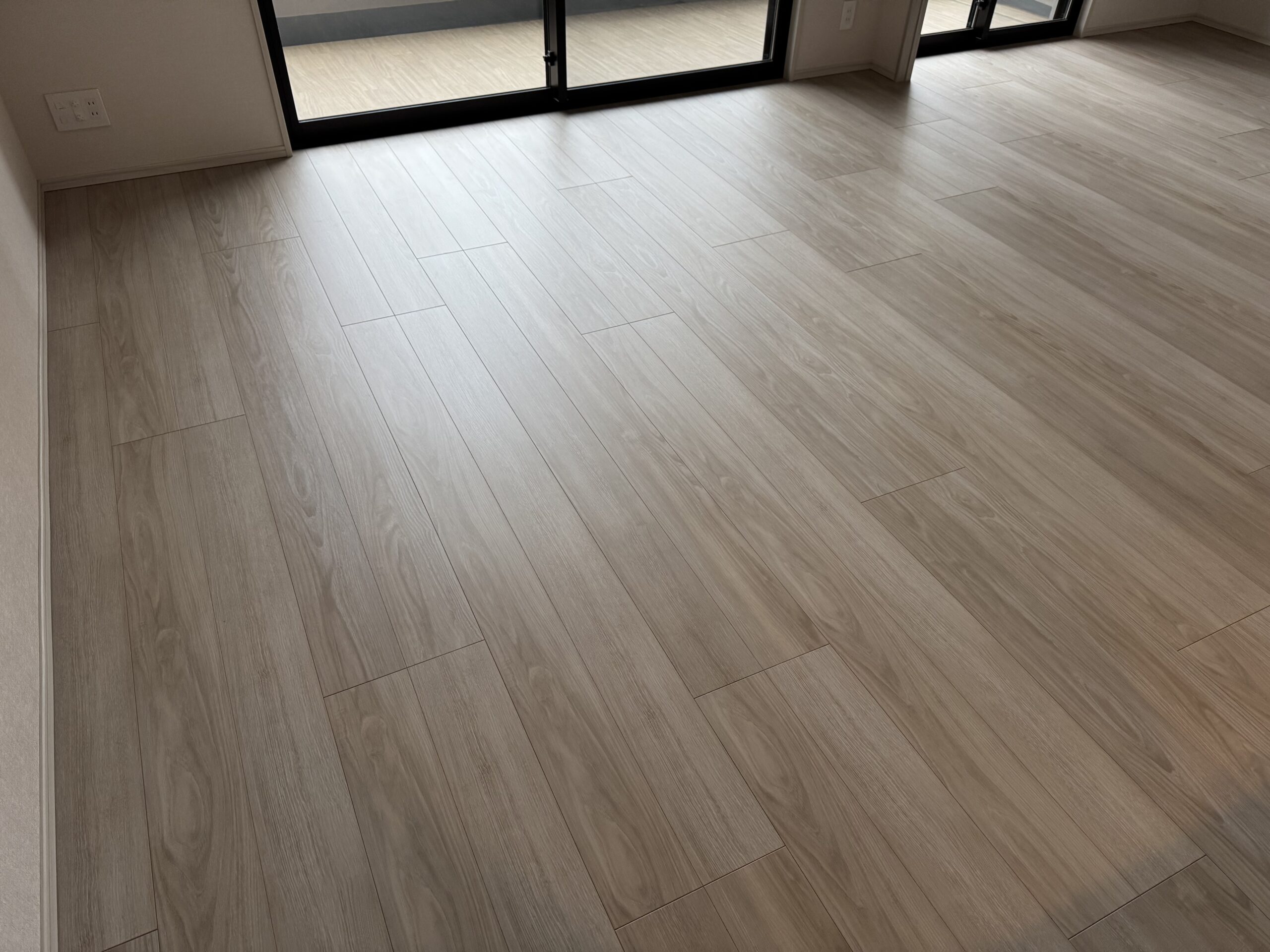 【施工後】江東区フロアコーティングの施工後の床|東京都江東区のご新築マンションにワンニャンすべらんを施工した滑り止めマット仕上げ