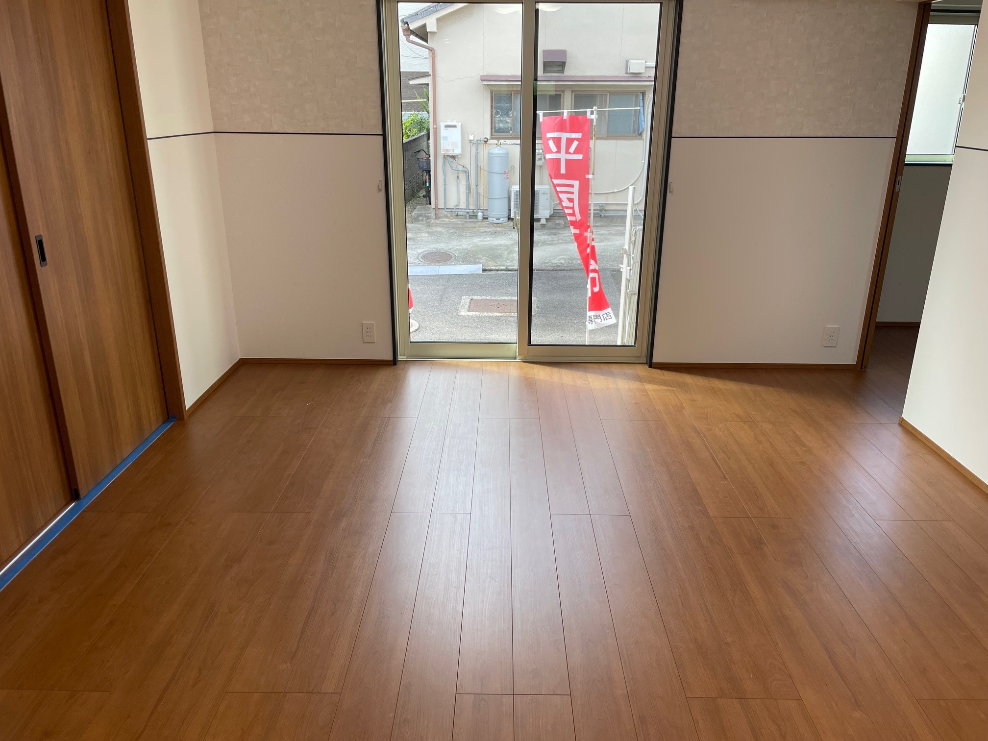 【施工前】松山市フロアコーティングの施工前の床|愛媛県松山市のご新築戸建てのシートフローリング(ワンニャンすべらん施工前)
