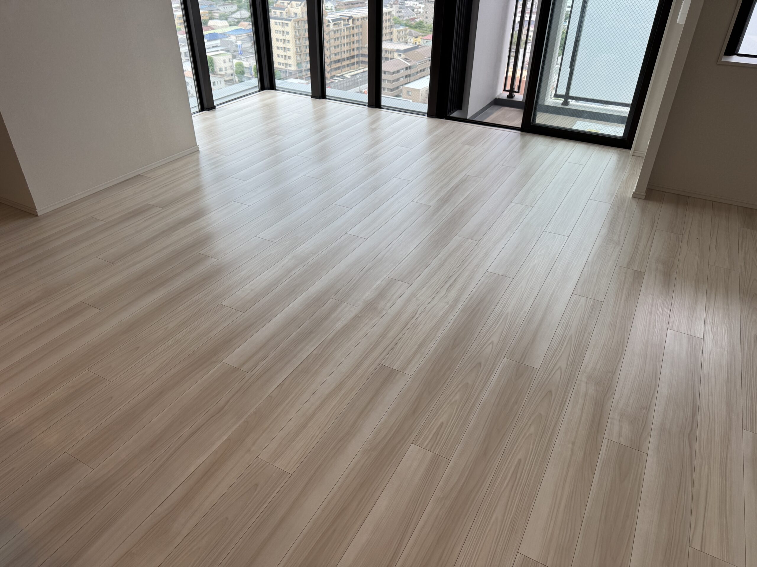 【施工後】港区フロアコーティングの施工後の床｜東京都港区のご新築マンションにワンニャンすべらんを施工した滑り止めマット仕上げ
