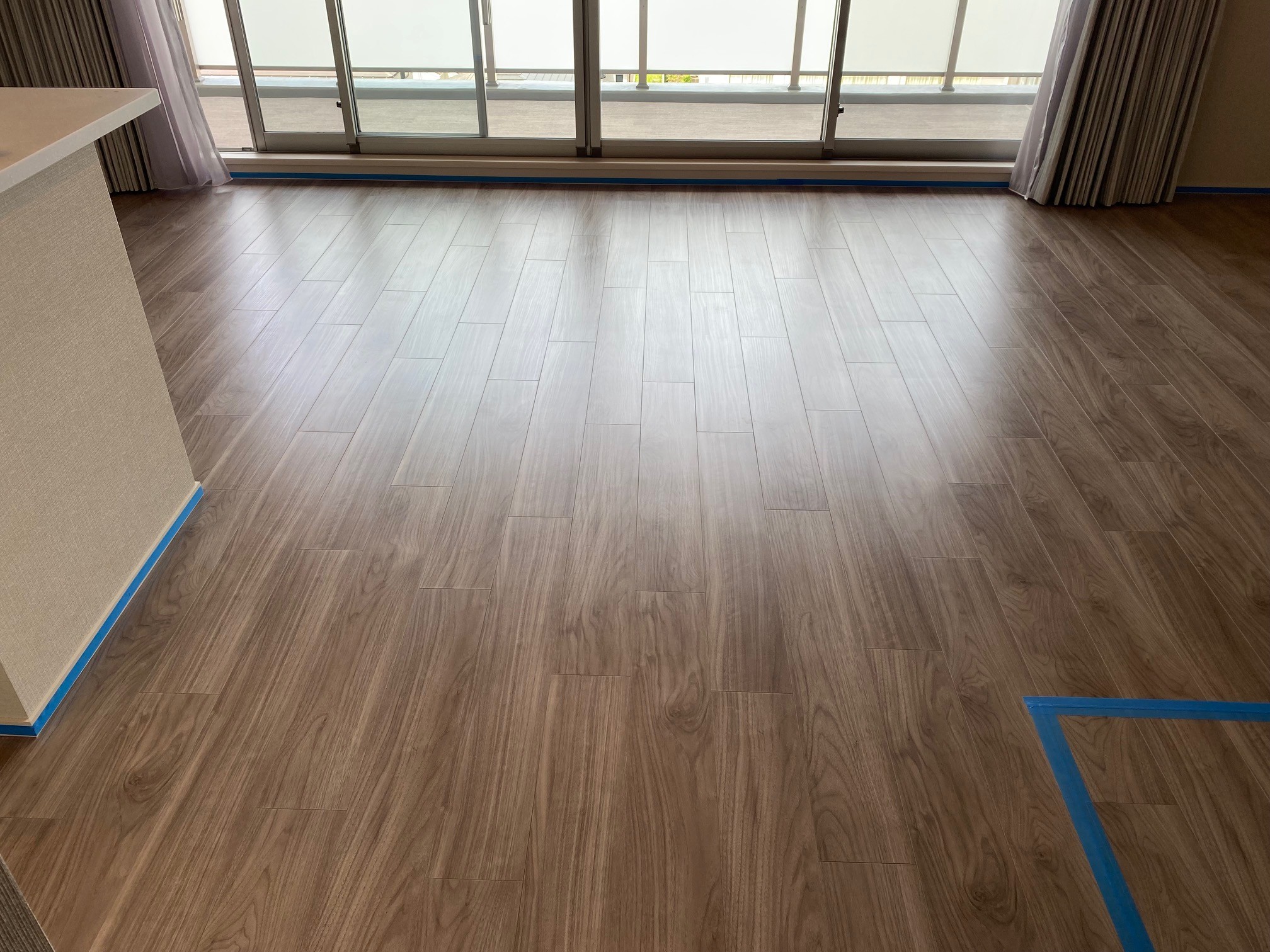 【施工前】江戸川フロアコーティングの施工前の床|東京都江戸川区のご新築マンションのシートフローリング(ワンニャンすべらん施工前)