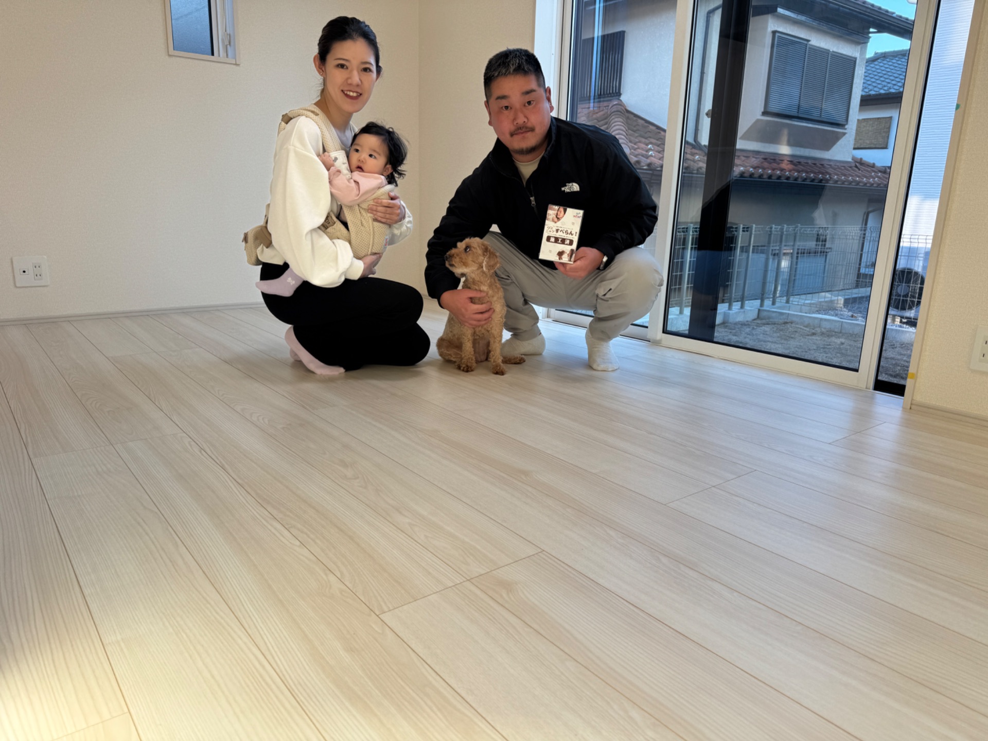 プードルの滑り止め｜東京都町田市のご新築戸建てで洋室で立つトイプードル（ワンニャンすべらん施工後）