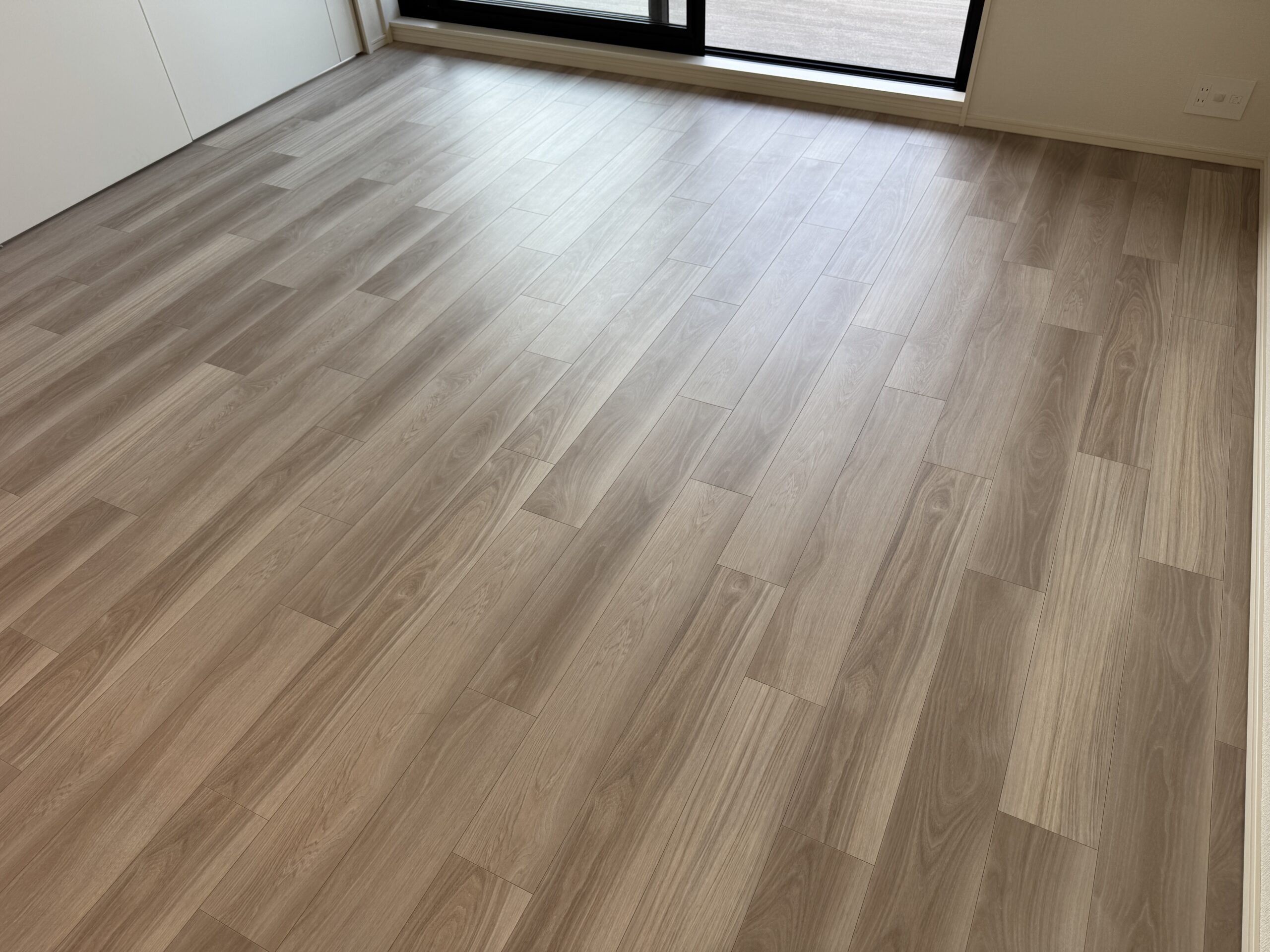 【施工前】柏市フロアコーティングの施工前の床｜千葉県柏市のご新築マンションのシートフローリング（ワンニャンすべらん施工前）