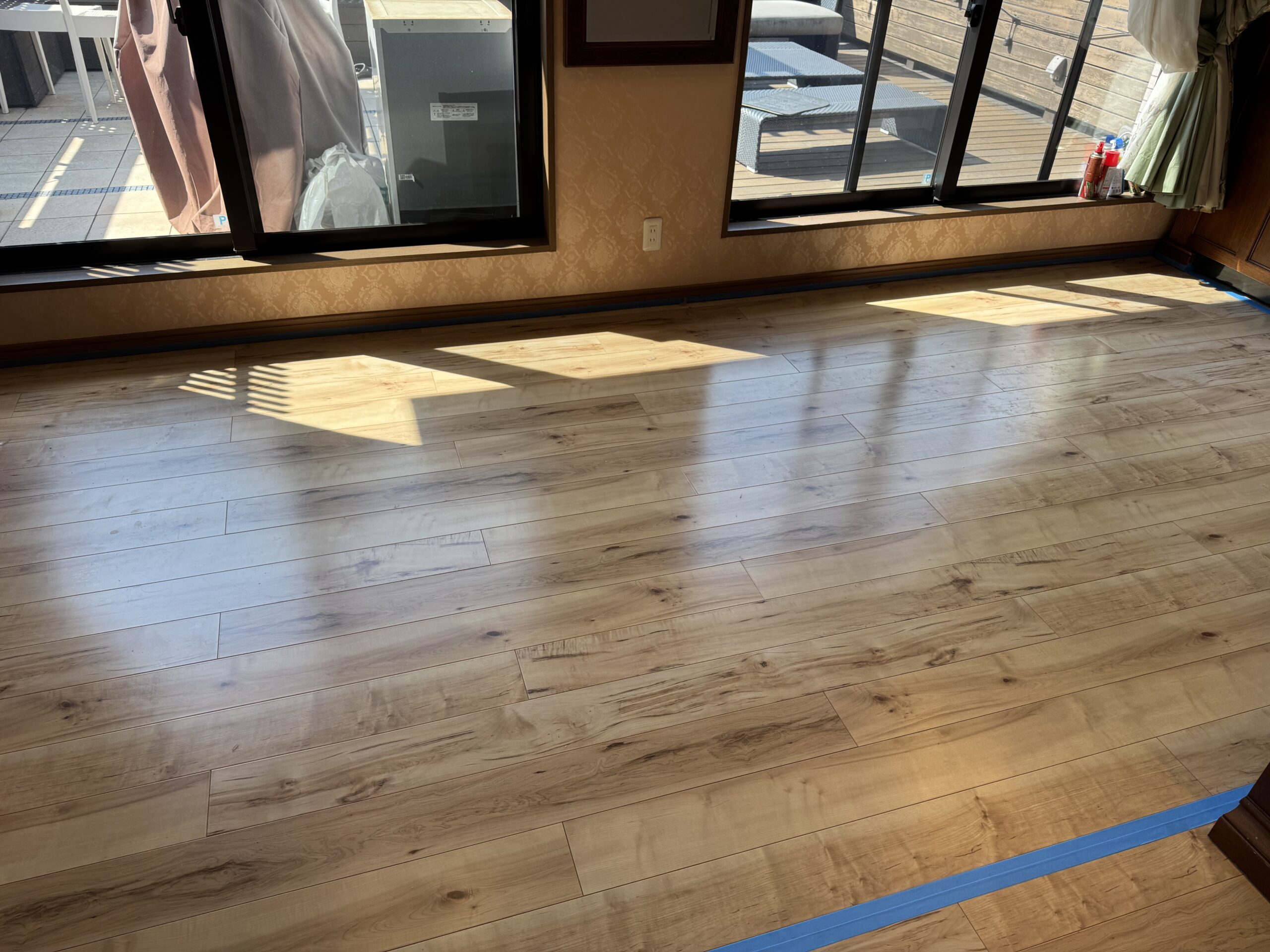 【施工前】甲府市フロアコーティングの施工前の床｜山梨県甲府市のペット関連施設のシートフローリング（ワンニャンすべらん施工前）