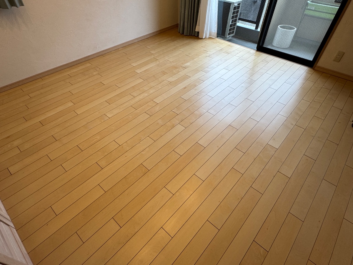 【施工前】世田谷フロアコーティングの施工前の床|東京都世田谷区のご入居中マンションの突板フローリング(ワンニャンすべらん施工前)