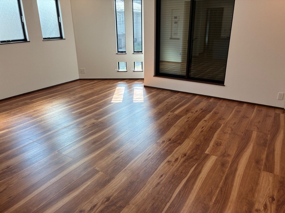 【施工前】練馬区フロアコーティングの施工前の床|東京都練馬区のご新築戸建てのシートフローリング(ワンニャンすべらん施工前)