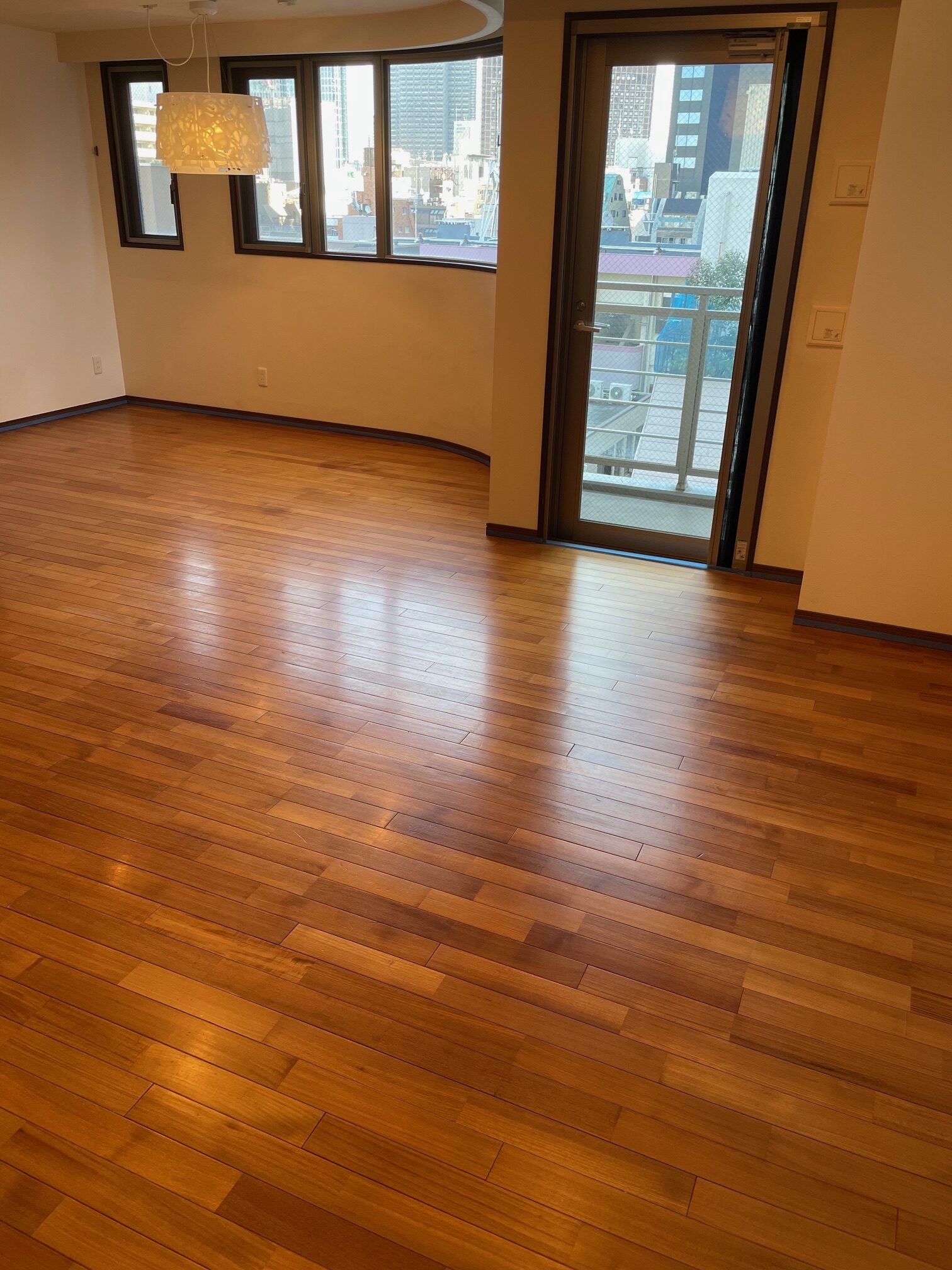 【施工前】新宿区フロアコーティングの施工前の床｜東京都新宿区の中古マンションの突板フローリング（ワンニャンすべらん施工前）
