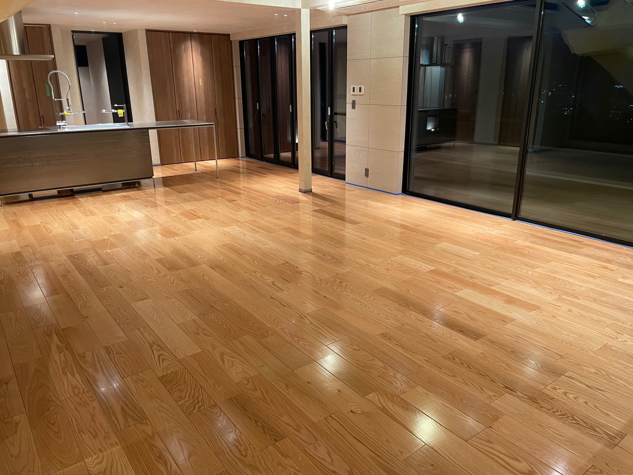 【施工後】逗子市フロアコーティングの施工後の床｜神奈川県逗子市のご新築戸建てにワンニャンすべらんを施工した滑り止めマット仕上げ