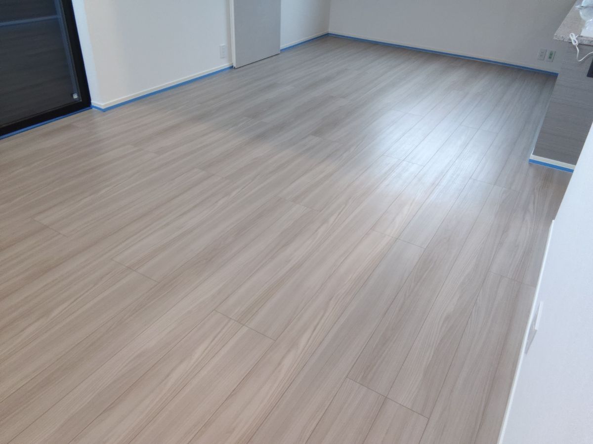 【施工前】流山市フロアコーティングの施工前の床｜千葉県流山市のご新築戸建てのシートフローリング（ワンニャンすべらん施工前）