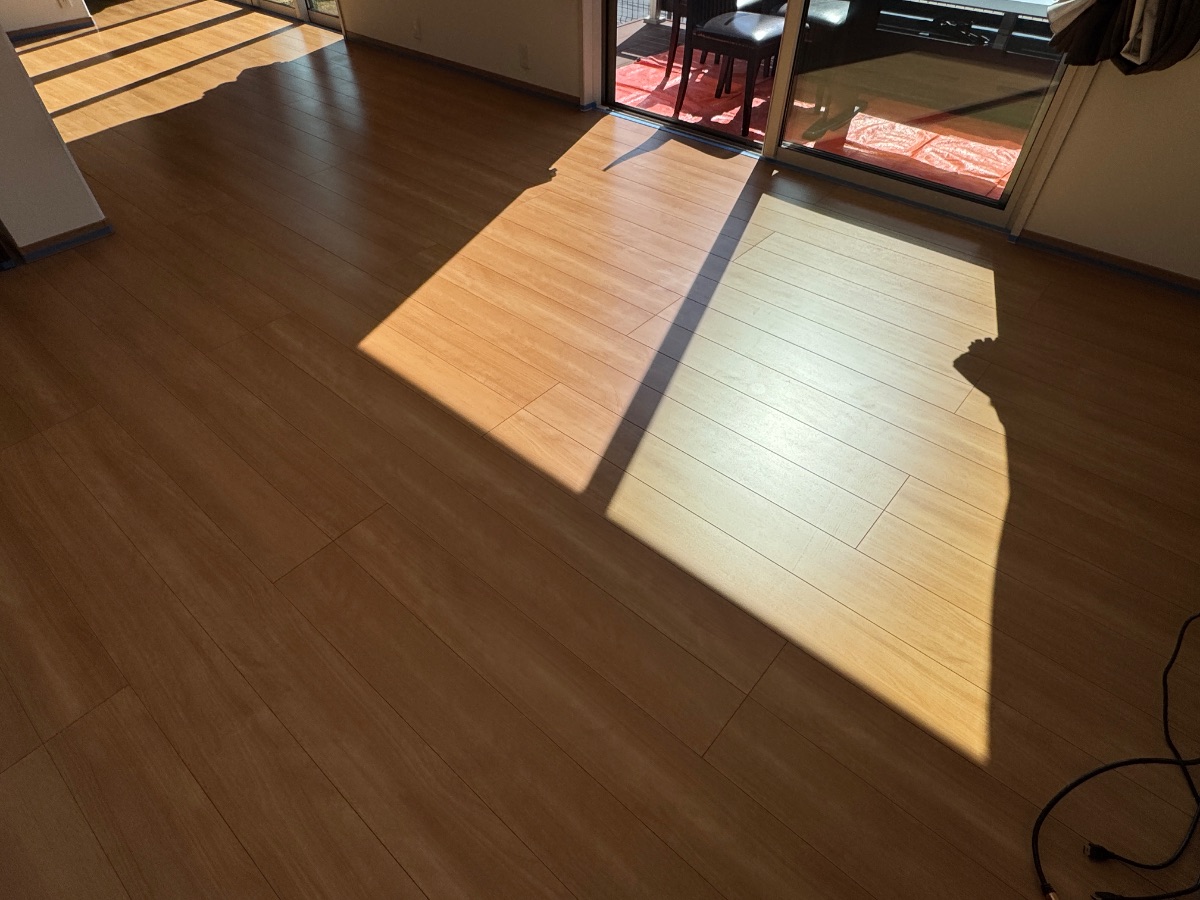 【施工前】つくばフロアコーティングの施工前の床｜茨城県つくば市の中古戸建てのシートフローリング（ワンニャンすべらん施工前）