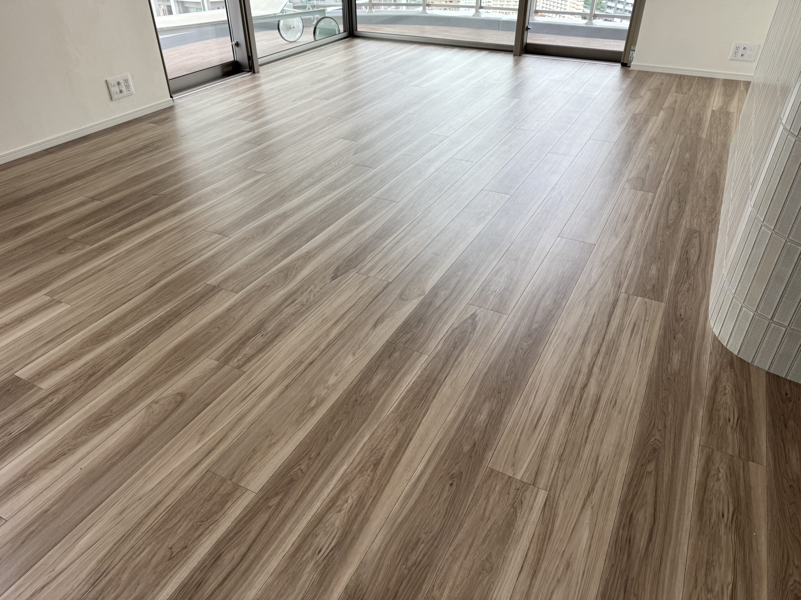 【施工前】埼玉フロアコーティングの施工前の床|埼玉県さいたま市のご新築マンションのシートフローリング(ワンニャンすべらん施工前)