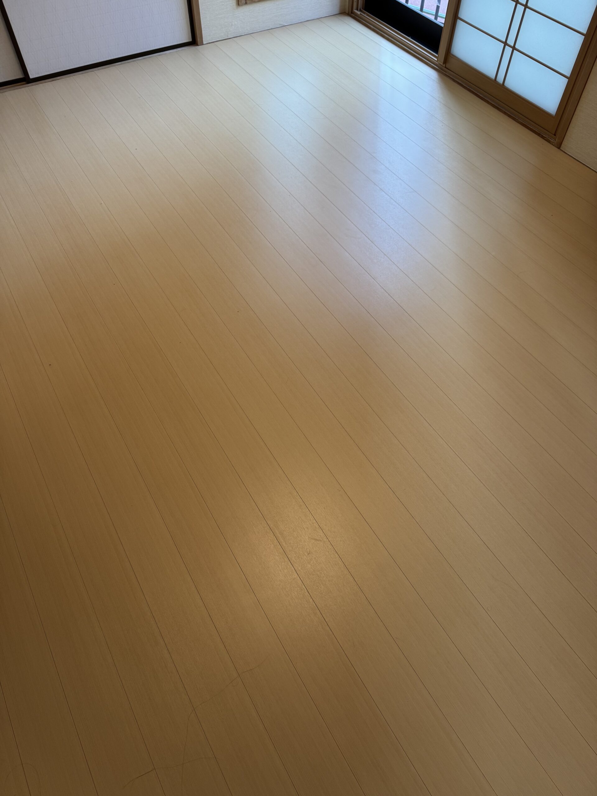 【施工前】埼玉フロアコーティングの施工前の床|埼玉県さいたま市のご入居中戸建てのシートフローリング(ワンニャンすべらん施工前)