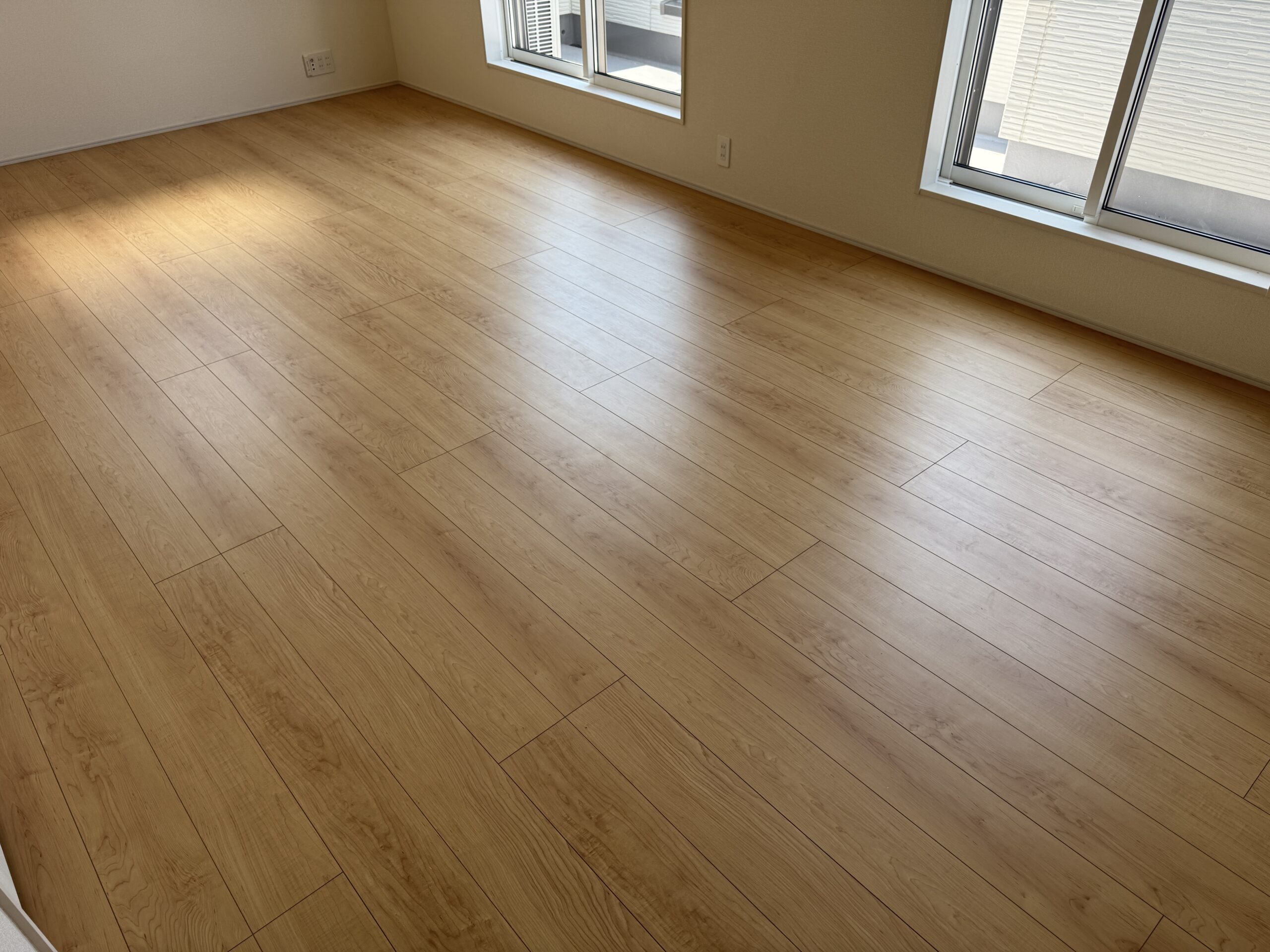 【施工前】三鷹市フロアコーティングの施工前の床｜東京都三鷹市のご新築戸建てのシートフローリング（ワンニャンすべらん施工前）