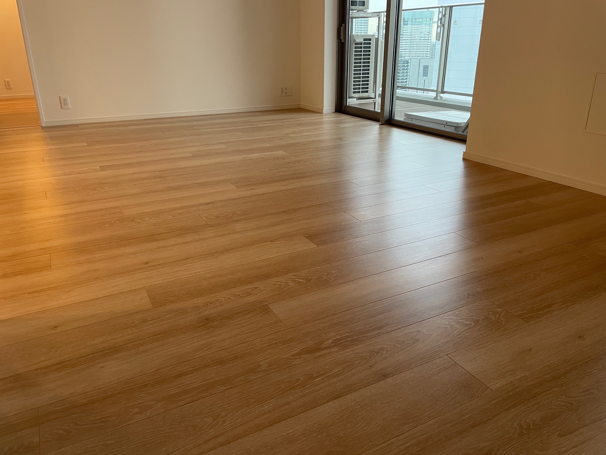 【施工後】横浜市フロアコーティングの施工後の床|神奈川県横浜市のご新築マンションにワンニャンすべらんを施工した滑り止めマット仕上げ