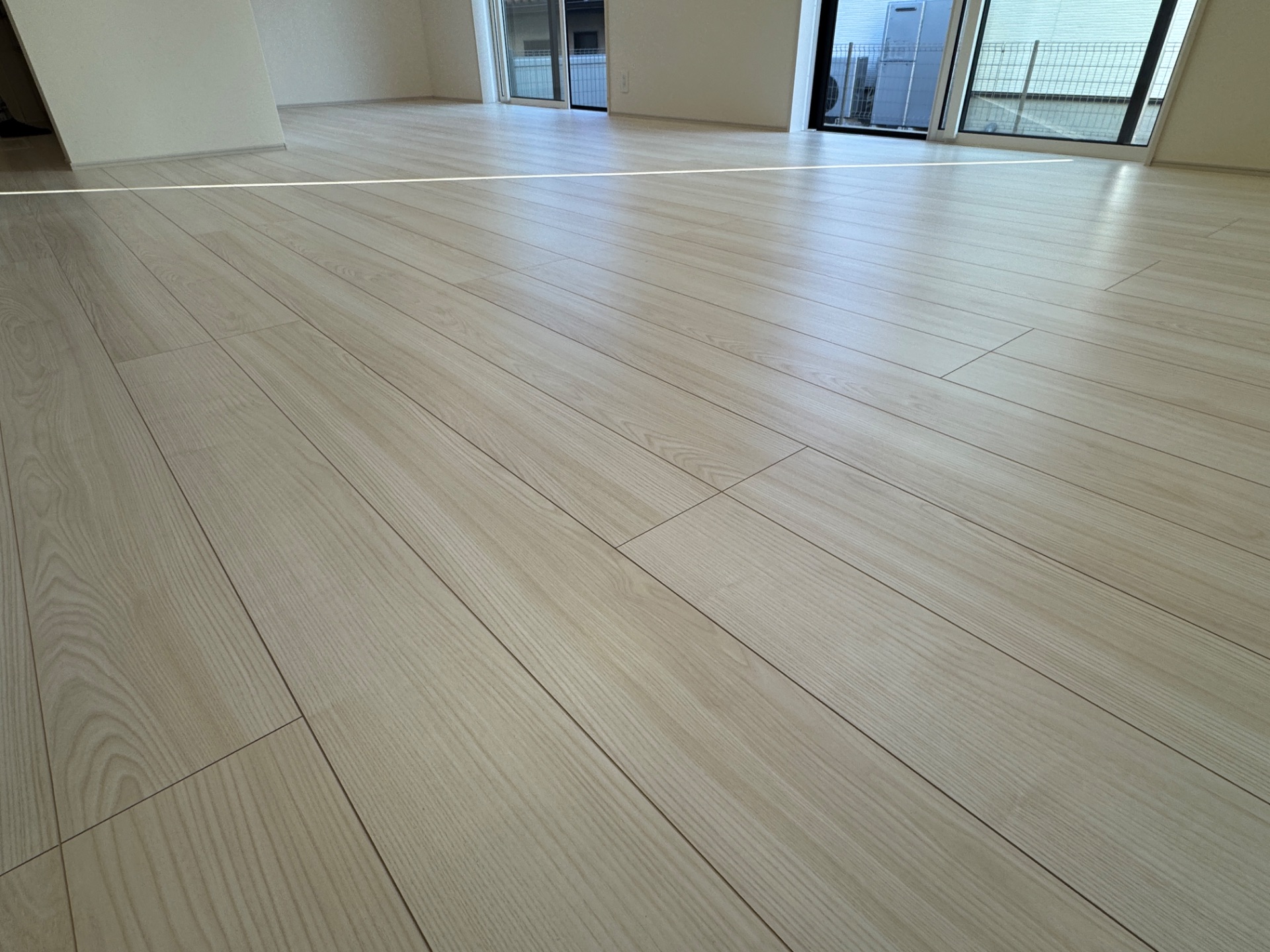 【施工後】町田市フロアコーティングの施工後の床|東京都町田市のご新築戸建てにワンニャンすべらんを施工した滑り止めマット仕上げ