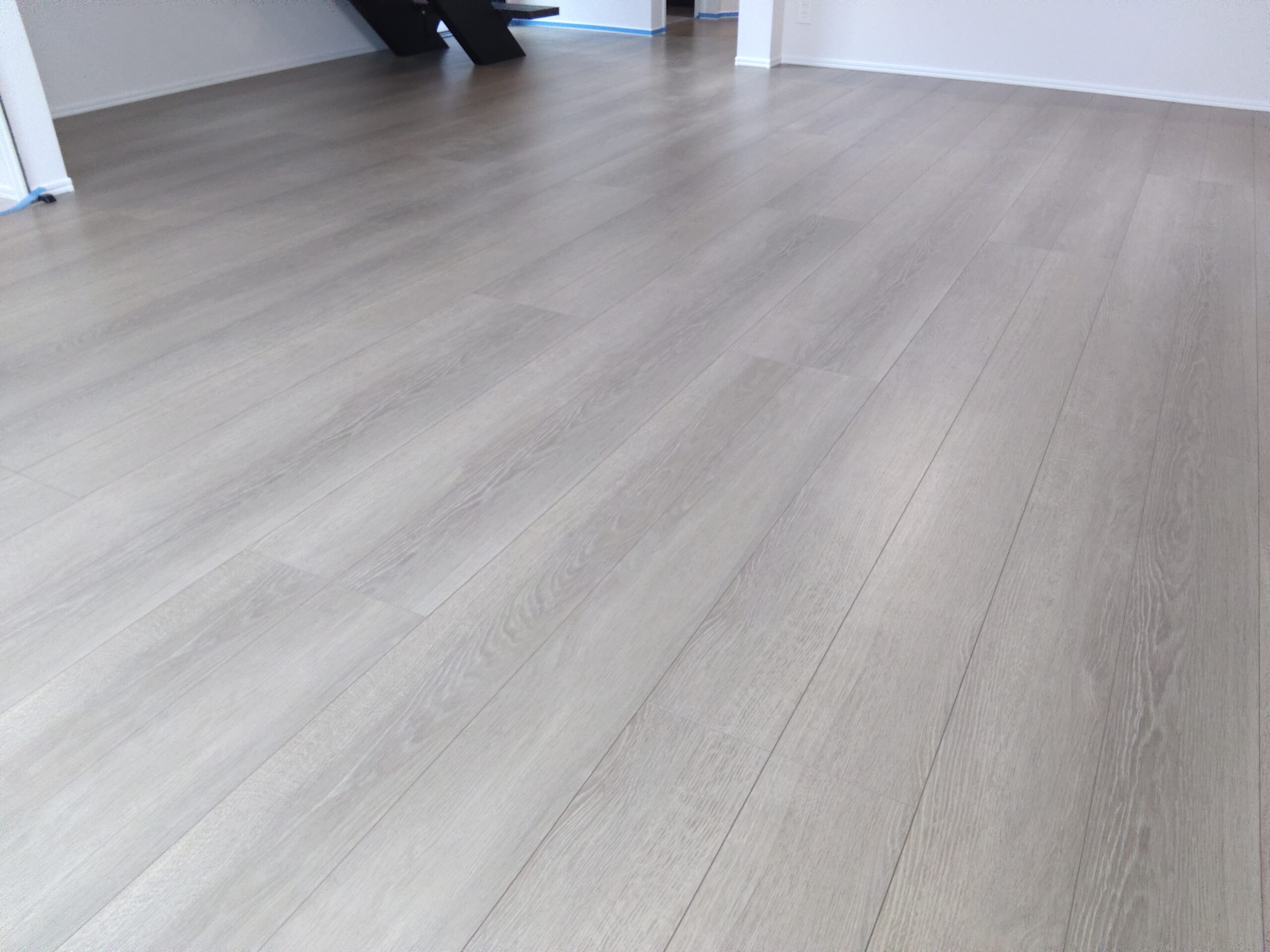 【施工前】八王子フロアコーティングの施工前の床|東京都八王子市のご新築戸建てのシートフローリング(ワンニャンすべらん施工前)