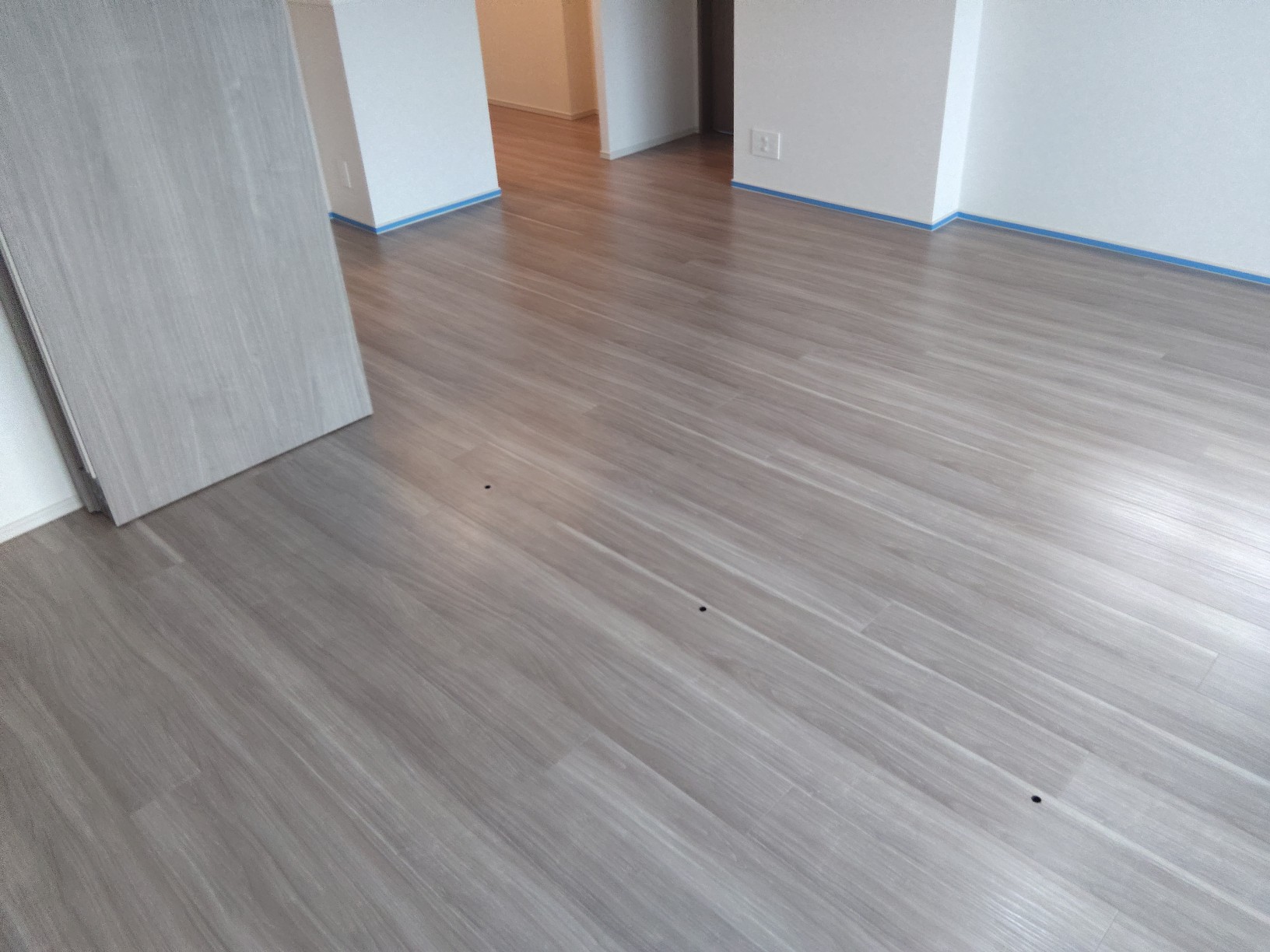 【施工後】川崎市フロアコーティングの施工後の床|神奈川県川崎市のご新築マンションにワンニャンすべらんを施工した滑り止めマット仕上げ