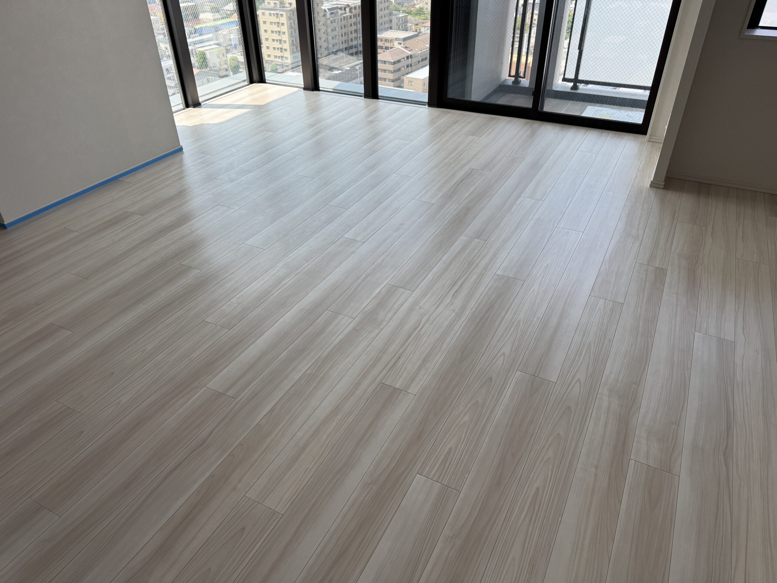 【施工前】港区フロアコーティングの施工前の床｜東京都港区のご新築マンションのシートフローリング（ワンニャンすべらん施工前）