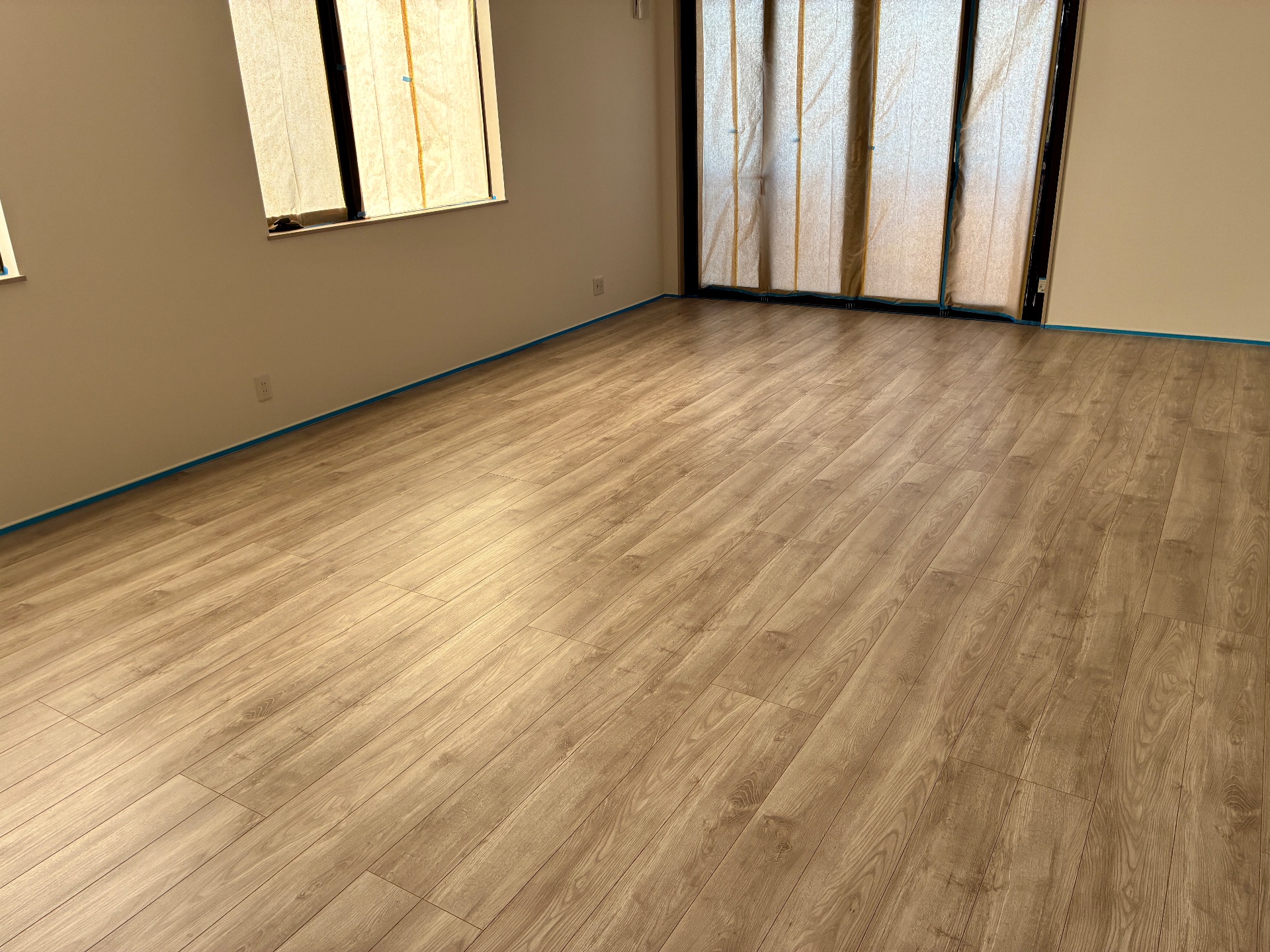 【施工後】新座市フロアコーティングの施工後の床｜埼玉県新座市のご新築戸建てにワンニャンすべらんを施工した滑り止めマット仕上げ