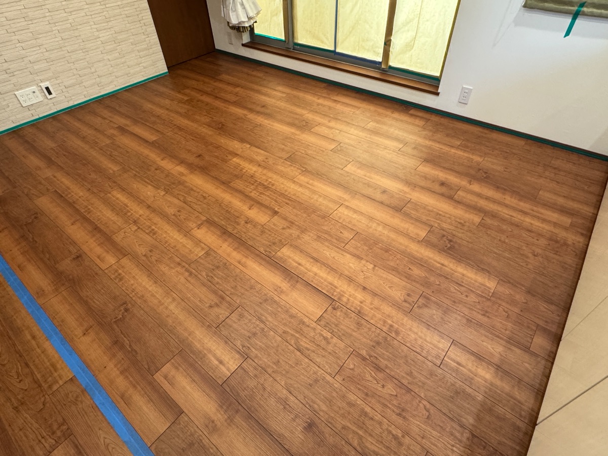 【施工前】市川市フロアコーティングの施工前の床|千葉県市川市のご入居中戸建てのシートフローリング(ワンニャンすべらん施工前)