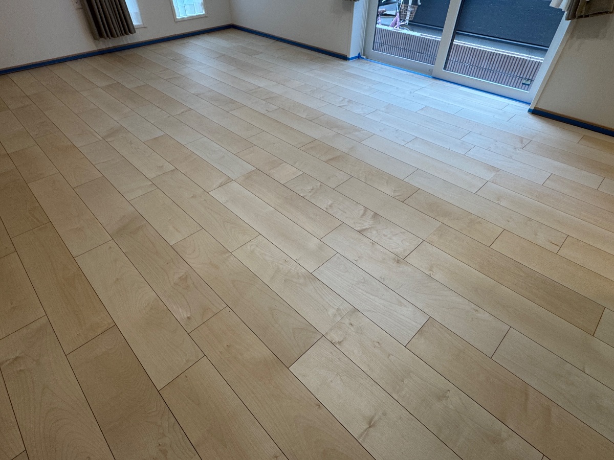 【施工前】杉並区フロアコーティングの施工前の床｜東京都杉並区のご新築戸建ての突板フローリング（ワンニャンすべらん施工前）