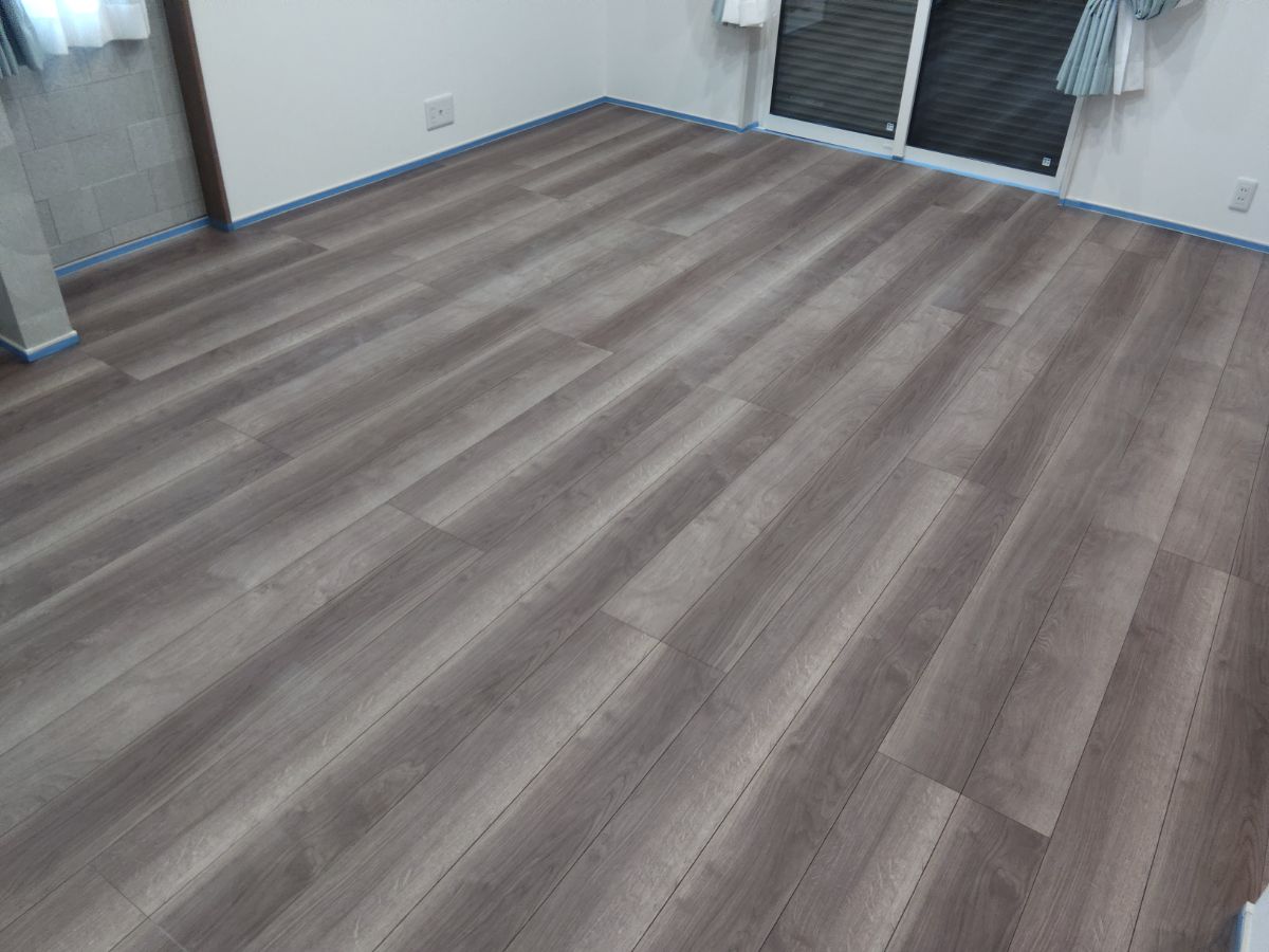 埼玉フロアコーティングの施工前の床|埼玉県さいたま市のご新築戸建てのシートフローリング(ワンニャンすべらん施工前)