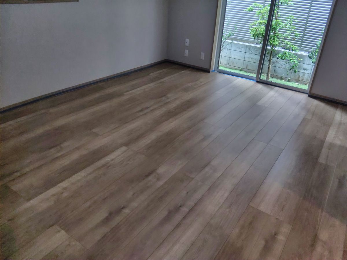 【施工前】杉並区フロアコーティングの施工前の床｜東京都杉並区のご新築戸建てのシートフローリング（ワンニャンすべらん施工前）