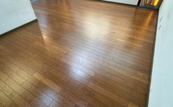 床面のアップのペット対応フロアコーティング施工写真｜東京都西東京市の中古戸建て、フローリングのマット仕上り