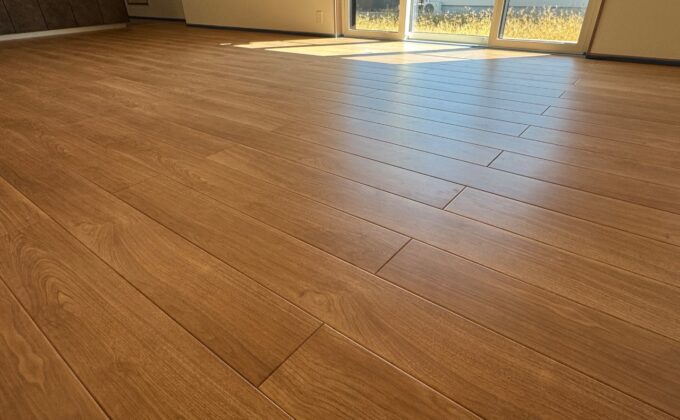 【施工前】山梨フロアコーティングの施工前の床｜山梨県南アルプス市のご新築戸建てのシートフローリング（ワンニャンすべらん施工前）