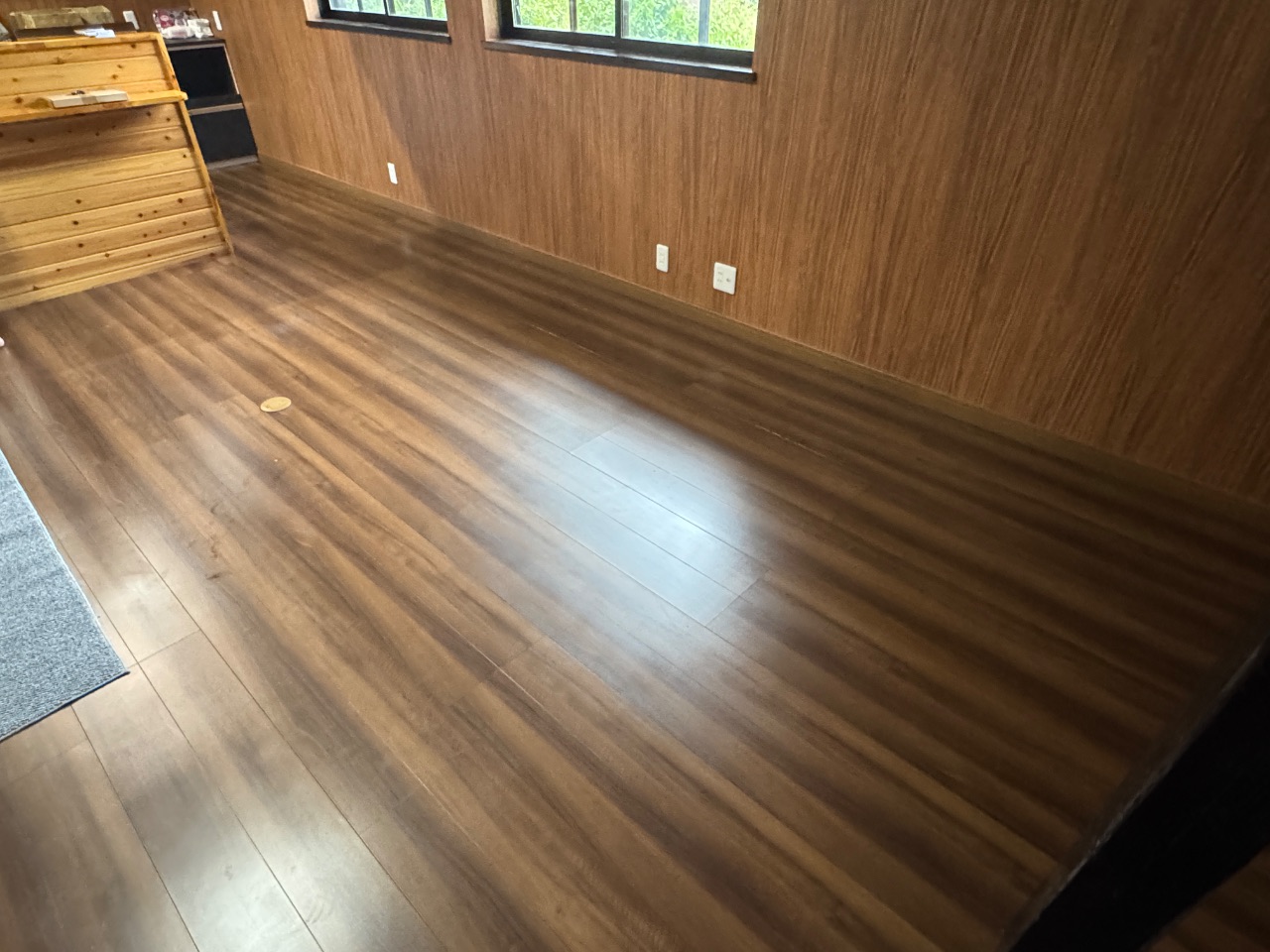 【施工後】富津市フロアコーティングの施工後の床|千葉県富津市の中古戸建てにワンニャンすべらんを施工した滑り止めマット仕上げ