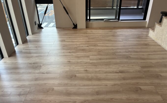 【施工後】福岡県福岡市のご新築戸建てにワンニャンすべらんペット対応フロアコーティングを施工した滑り止めマット仕上げの床