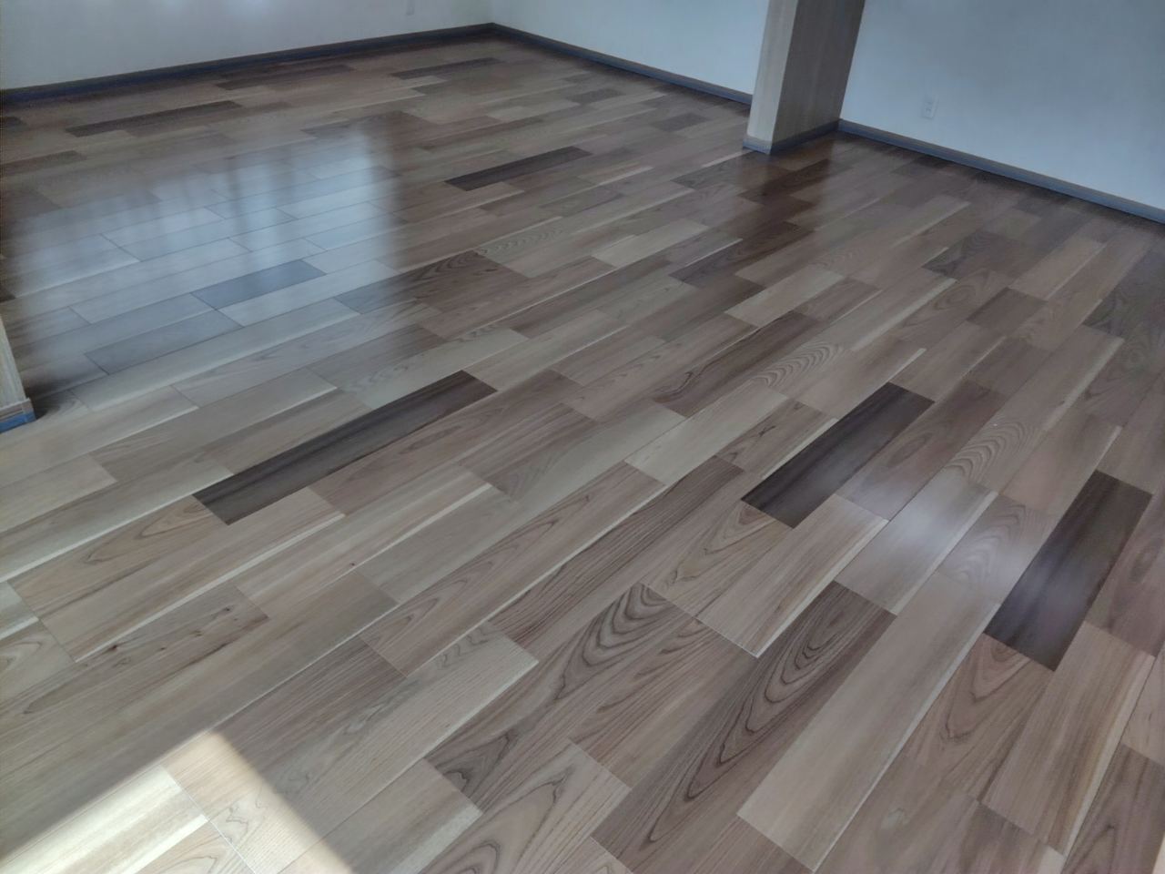 【施工前】越谷市フロアコーティングの施工前の床｜埼玉県越谷市のご新築戸建てのシートフローリング（ワンニャンすべらん施工前）