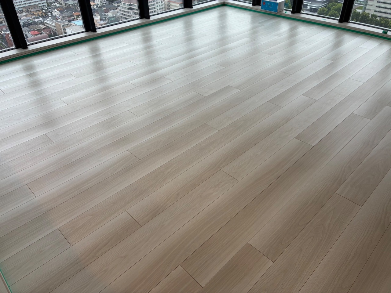 【施工前】小平市フロアコーティングの施工前の床|東京都小平市のご新築マンションのシートフローリング(ワンニャンすべらん施工前)
