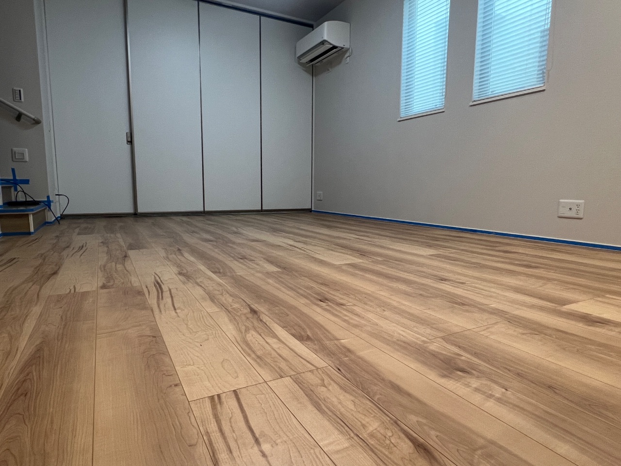 【施工前】世田谷フロアコーティングの施工前の床｜東京都世田谷区のご新築戸建てのシートフローリング（ワンニャンすべらん施工前）