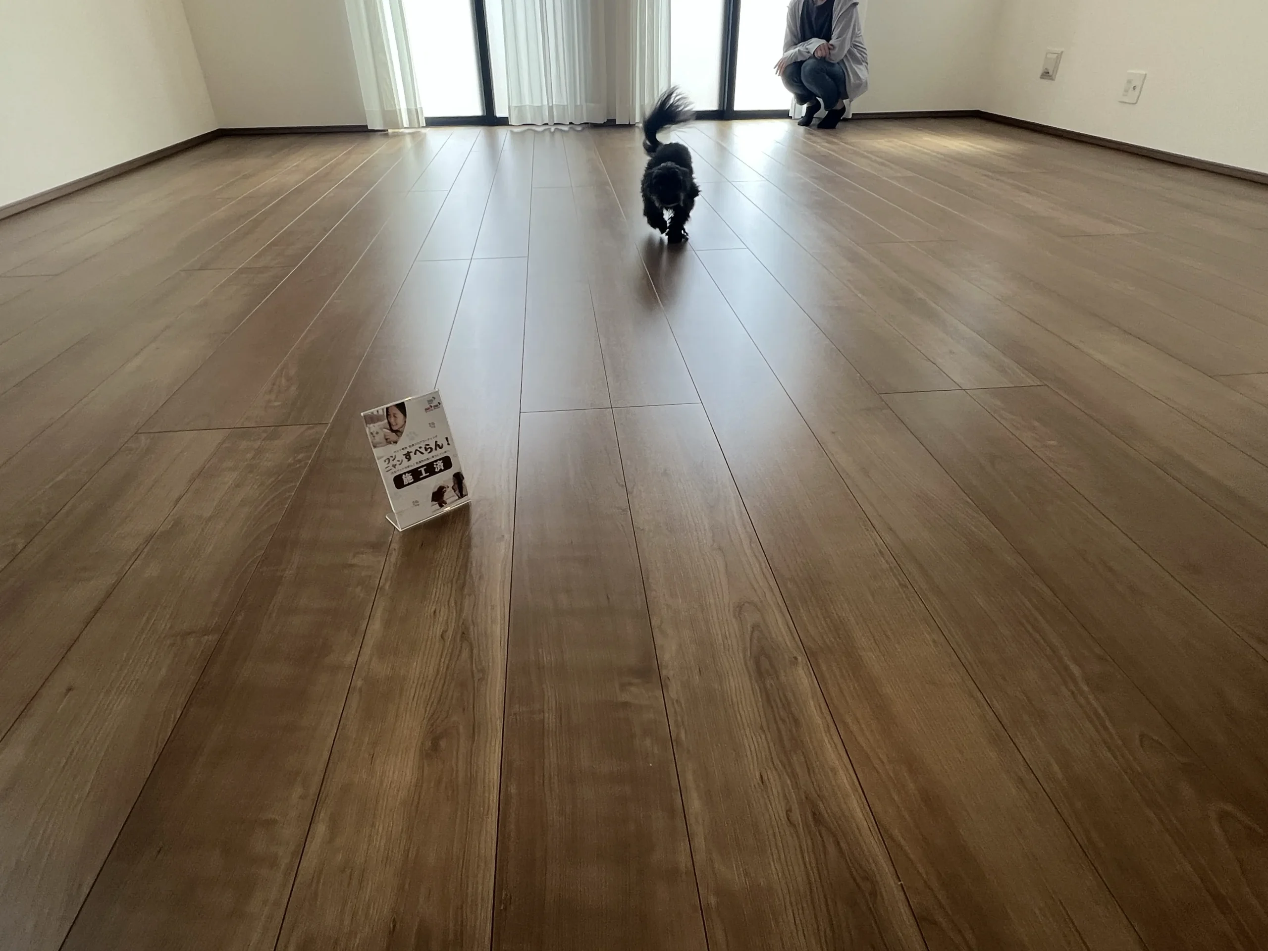 ミックス犬の滑り止め｜神奈川県川崎市麻生区のご新築戸建てでリビングで遊ぶトイプードル（ワンニャンすべらん施工後）